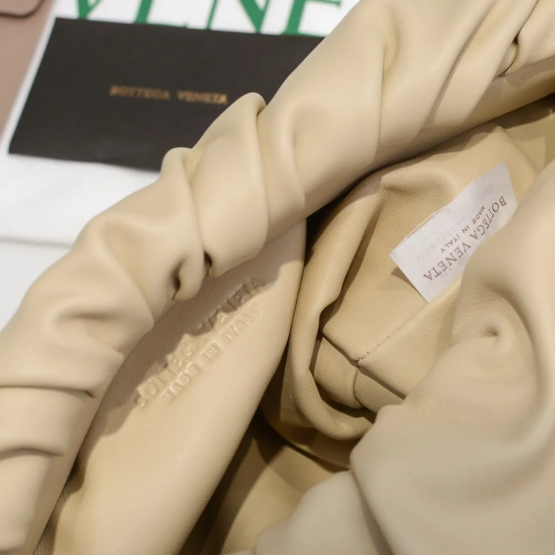 2020 new products will continue to upgrade the cloud bag to the вoттega veneтa chain cloud bag. It is still developed with imported original leather as standard. This hardware chain needs to be light on the upper body and can only be made of all-steel material. It is made of hollowed metal. You don’t have to worry about its weight. 👍 Major celebrity fashion bloggers have used it to attend fashion shows. Who can resist the charm of this big gold chain [smile] Style number: 6708# Size: 30*16*12 (oatmeal color)